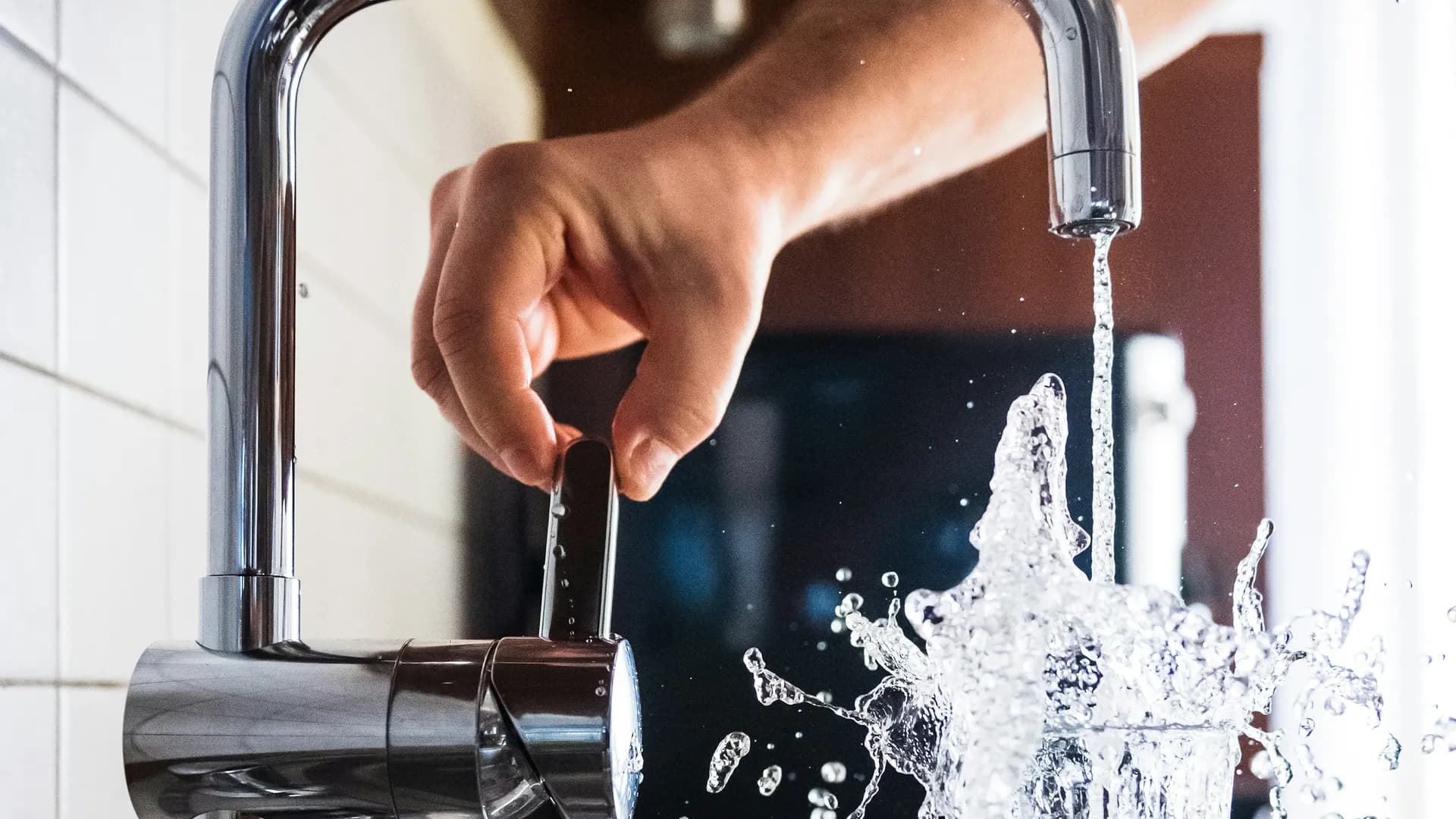 Wassersystem wird bei einem Wartungsbesuch geprüft und beprobt
