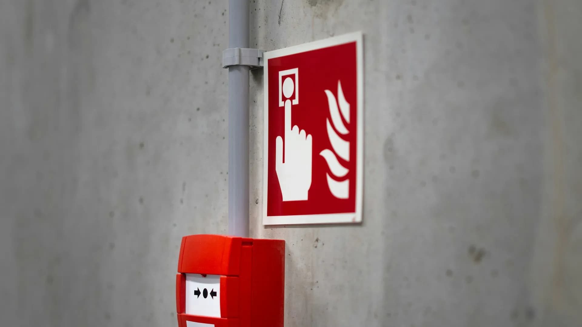 Brandschutzgeräte werden bei einer Kontrolle geprüft und etikettiert